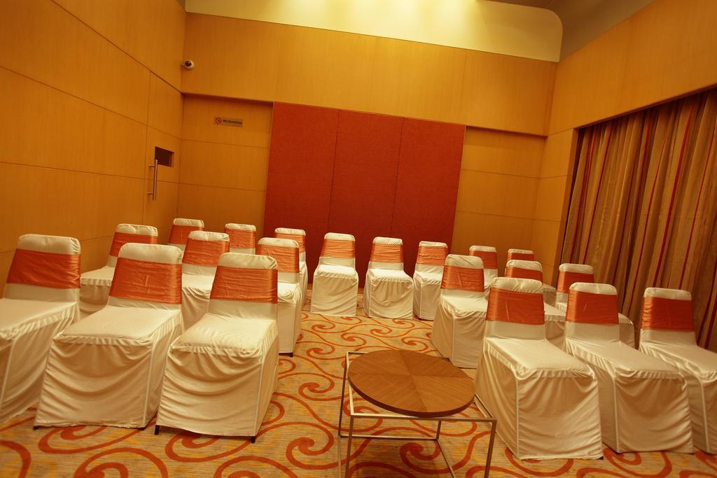Comfort Inn Legacy Rajkot Exterior foto